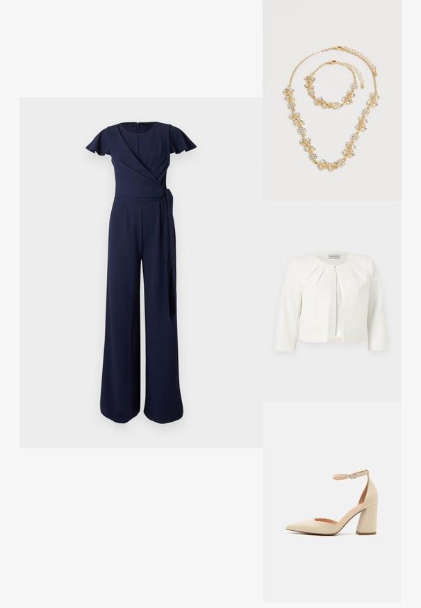 Blazer blanc court à manches trois-quarts avec des détails plissés autour du col, par Anna Field.; Combinaison bleu marine avec manches courtes volantées, design croisé, pantalons larges et détail de nœud sur le côté. Confectionnée en tissu lisse.; Pompe à talon haute en cuir verni beige avec un bout pointu, une sangle à la cheville et un talon épais. Texture lisse avec des détails de couture minimaux.; Ensemble collier et bracelet ton or avec motifs floraux et feuilles en cristal clair, tous deux avec fermoirs chaîne réglables sur fond blanc.