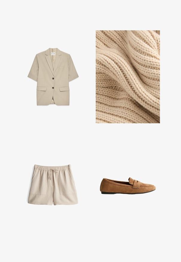 NA-KD SHORT SLEEVE - Blazer - taupe; Beiger Strickstoff mit strukturiertem Rippenmuster, zeigt unterschiedliche Dicke und eine weiche, flauschige Oberfläche. Die Fäden sind dicht gewebt.; Beige Shorts mit elastischem Bund und Kordelzug, aus strukturiertem Stoff mit zwei Fronttaschen. Mittlere Oberschenkel-Länge.; Brauner Wildleder-Flachslipper mit einem Riemen über dem Spann und einer schwarzen Sohle, seitlich auf weißem Hintergrund dargestellt.