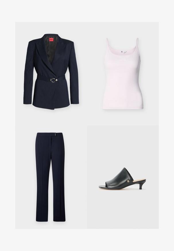 Marineblå blazer med smalle striber, brede revers, lange ærmer, sølvfarvet ringbælte i taljen og en sort mønstret inderforing.; Lyserød ribstrikket camisole med tynde stropper og diskret Tommy Jeans-logo på brystet, vist på en hvid baggrund.; Marineblå skræddersyede bukser lavet af et glat stof, med flad front, lige ben og en subtil sølvdetalje i taljen.; Sorte læder open-toe mules med en lav hæl. Har en glat overflade og et guld logo-prim på siden.
