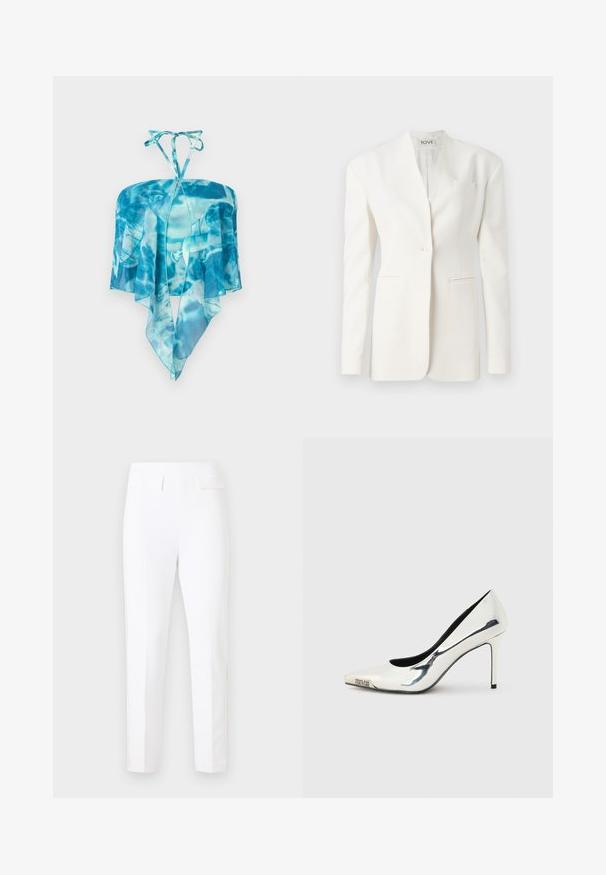 Blazer blanc ajusté avec un bouton unique, revers en pointe, deux poches avant et une poche poitrine. Tissu lisse avec une silhouette structurée.; Haut dos nu à teinture bleue avec tissu transparent et ourlet pointu en forme de mouchoir, suspendu sur un fond blanc.; Pantalon blanc ajusté sur mesure avec deux poches à rabat à l'arrière et des détails de couture subtils sur un fond uni.; Escarpin à talon haut pointu en métal argenté avec talon aiguillon fin et logo "Versace Jeans Couture" sur la pointe.