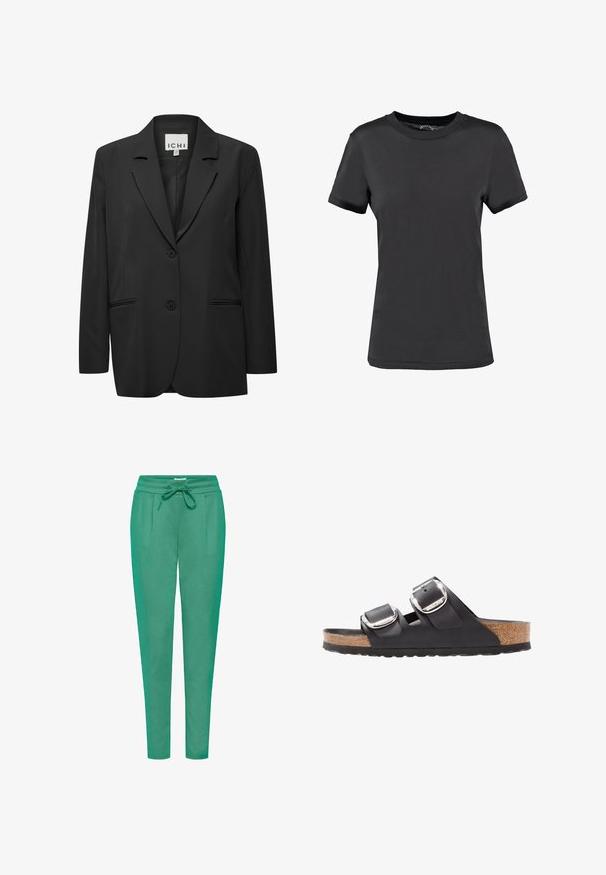 Sort ensnit blazer lavet af glat stof. Har en spidse revers, to knapper og to forlommer med piped detaljer.; Sort kortærmet t-shirt lavet af glat stof. Har en rund halsudskæring uden synlige mønstre eller detaljer, hvilket giver et enkelt design.; Grønne joggerbukser lavet af blødt stof, med elastisk talje, snøre lukning og to sidelommer i et slim fit design.; Sort sandal med to justerbare remme, sølvspænder og en korksål på en struktureret sort gummisål.