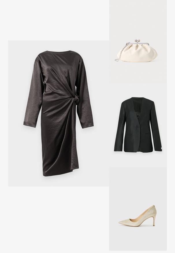 Sort blazer med satinfinish, enkelt knaplukning, hakkede klapkraver og let polstrede skuldre. Har to sidelommer.; Mørkegrå langærmet kjole med høj hals, der har en snoet frontdetalje og en glat stofstruktur. Ingen synlige lukninger.; Spidsestilet i glitrende guldmateriale, med en slank silhuet, en 10 cm hæl og en glat indvendig foring.; Cremefarvet stofclutch med et rynket design, sølv metalramme, to dekorative kugler og en sølvkæde som rem.