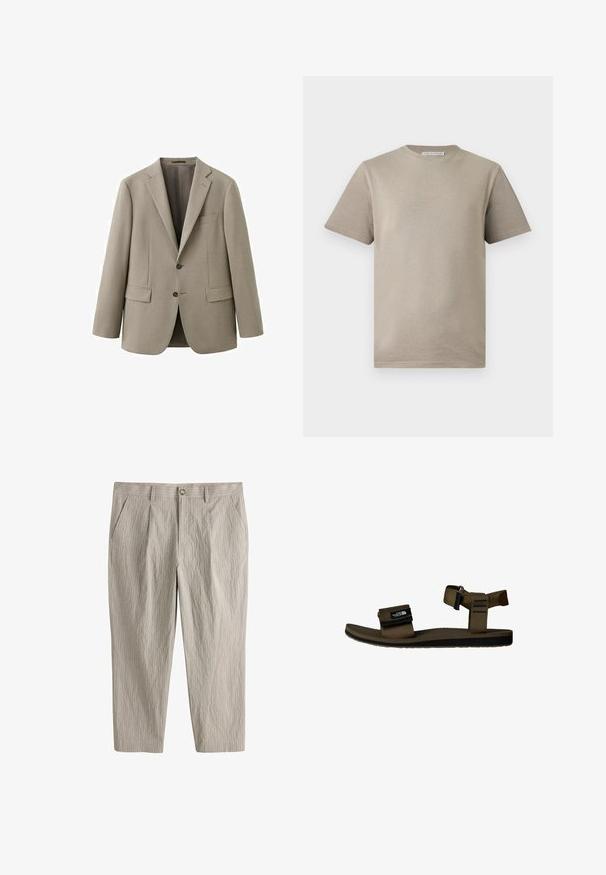 Lysebrun herreblazer med hakkerevers, to foranlommer med klap, en brystlomme og lukning med to knapper.; Beige kortærmet crewneck bomulds t-shirt med en lille label på bagsiden af nakken, forfra på en hvid baggrund.; Lyse beige bukser med nålestriber, sidelommer, bæltestropper og knaplukning foran, vist fladt mod en hvid baggrund.; Brun rem sandal med en tekstureret fodseng, justerbar ankelrem og Velcro-lukning. Sorte accenter og logo på remmen.