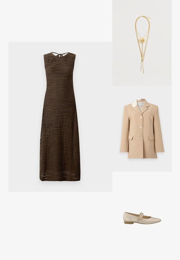Beiger einreihiger Blazer mit drei Knöpfen, zwei vorderen Pattentaschen, einer Brusttasche und einem weißen Spitzen-Detail an einem Reverskragen.; Ärmelloses dunkelbraunes Maxikleid mit strukturierten, gewellten horizontalen Streifen und einer kleinen Schlüssellochbindung im Nackenbereich hinten.; Beige Ballerina mit spitzem Fuß, glattem Lederobermaterial und zwei schmalen Knöchelriemen mit Goldfarbenen Schnallenakzenten. Niedriger Absatz.; Goldplattierte Halskette mit einem floralen Design als Mittelpunkt, das strukturierte Blütenblätter und schlanke Ketten umfasst, die in zarten Akzenten enden.