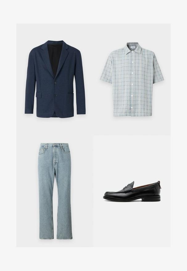 Navy blazer van textiel met een structuur, voorzien van een enkelvoudige sluiting, notch revers, twee voorkruiszakken en twee knopen.; Korte mouwen overhemd met knopen en een blauw-wit ruitpatroon, spreidkraag en witte knopen aan de voorkant.; Lichtblauwe denim jeans met een hoge taille, brede rechte pijpen en eenvoudige stiksels. Heeft vijf zakken en een klassieke knoopsluiting.; Zwarte leren herensloffen met moc toe stiksel, pennyriem, gestructureerde kraag en lage gestapelde hak op witte achtergrond.