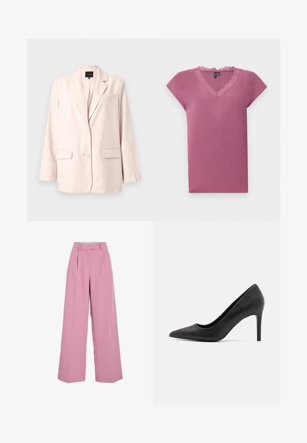 Hellrosa Damenblazer mit Kerb-Revers, zwei vorderen Pattentaschen, Brusttasche und Zwei-Knopf-Verschluss.; Rosa Kurzarm-Oberteil aus weichem Stoff mit V-Ausschnitt und Spitzenbesatz am Halsausschnitt. Glatte Textur und lockere Passform.; Weite rosa Hosen mit vorderen Falten, Bund mit Gürtelschlaufen und verdecktem Frontverschluss.; Schwarze High Heel-Pumps mit spitzer Zehenpartie, aus glattem Leder, mit einem eleganten Design und einem dünnen, zylindrischen Absatz.
