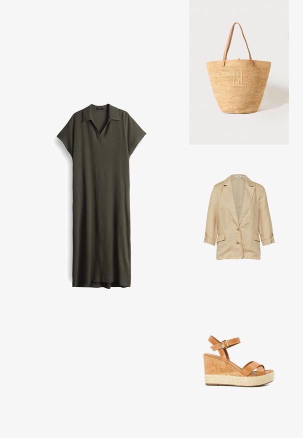 Beige linnen blazer met reverskraag, twee knopen aan de voorkant, 3/4 mouwen met knoopbandjes en twee klepzakken.; Olijfgroene jurk van textuurstof, met een kraag, korte mouwen en een losvallend ontwerp tot de enkels.; Tan leren wedge sandalen met twee gekruiste banden, kurk-textuur hak en gevlochten jute details. Gesp sluiting op de enkelband.; Beige gevlochten stro draagtas met twee bruine leren handvatten en een subtiel geborduurd monogram aan de voorkant in het midden.