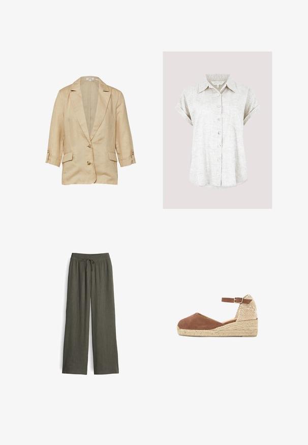 Beige linnen blazer met reverskraag, twee knopen aan de voorkant, 3/4 mouwen met knoopbandjes en twee klepzakken.; Lichtbeige linnen overhemd met korte, opgerolde mouwen, een borstzak en een licht gebogen zoom, voorzien van een gestructureerde stof.; Lange, olijfgroene broeken van lichtgewicht stof, met een trekkoord in de taille, geplooide textuur en wijde pijpen.; Bruine stoffen wedge espadrille met enkelriem en gespsluiting, met gevlochten jute hiel en zoolplatform, schuine zijaanzicht op witte achtergrond.