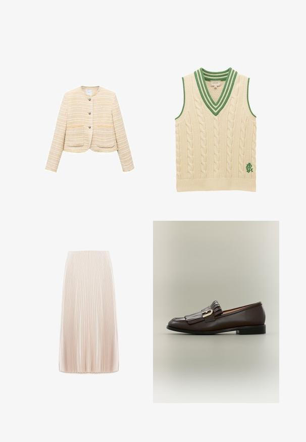 Lys gul cropped jakke med vandrette striber, rund halsudskæring, frontlukning med knapper og to påsyede lommer. Tekstureret stof.; Kremfarvet kabelstrikket ærmeløs sweatervest med grønstribet V-hals og broderet grønt logo nær kanten.; Plisseret midi nederdel i en lys beige farve, fremstillet af et glat stof, med smalle lodrette plisser og en elastisk talje.; Mørkebrune læderloafer med frynsedetalje og guldbeslag på en neutral baggrund, sidevisning.