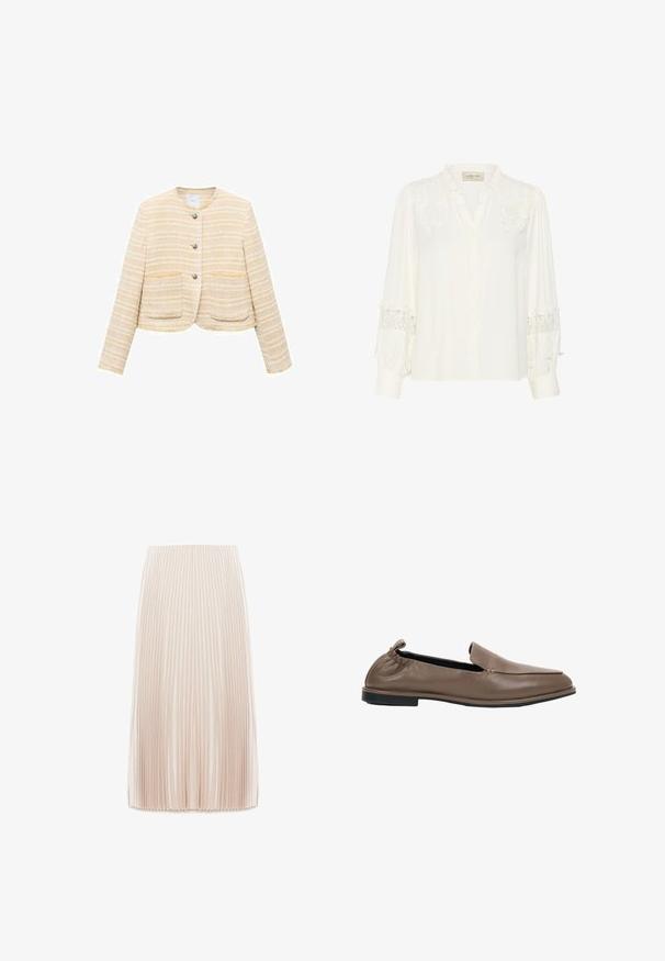 Lichtgele cropped jacket met horizontale strepen, ronde halslijn, sluiting met knopen aan de voorkant en twee opgestikte zakken. Gelaagde stof.; Witte blouse gemaakt van zachte stof, met kantdetails op de schouders en manchetten, knopen aan de voorkant en een zacht gerimpelde kraag.; Plissé midi rok in een lichtbeige kleur, gemaakt van een gladde stof, met smalle verticale plooien en een elastische tailleband.; Bruine leren instapschoen met platte zwarte zool en geplooide elastische achterkant, getoond vanaf de buitenkant op een witte achtergrond.