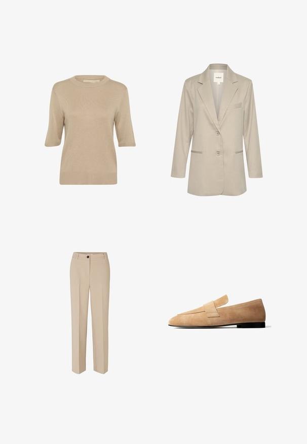 Lys beige blazer med en notched krave, enkelt knaplukning, to forlommer og en subtil tekstur. Inkluderer en detalje med en lomme på venstre bryst.; Culture CUEBBA ANNEMETTE - Striktrøje - tannin; Modström GALE - Bukser - powder sand; Lysebrun ruskindsløs loafer med en lav sort hæl og en bred remdetalje tværs over toppen, vist i sideprofil på hvid baggrund.