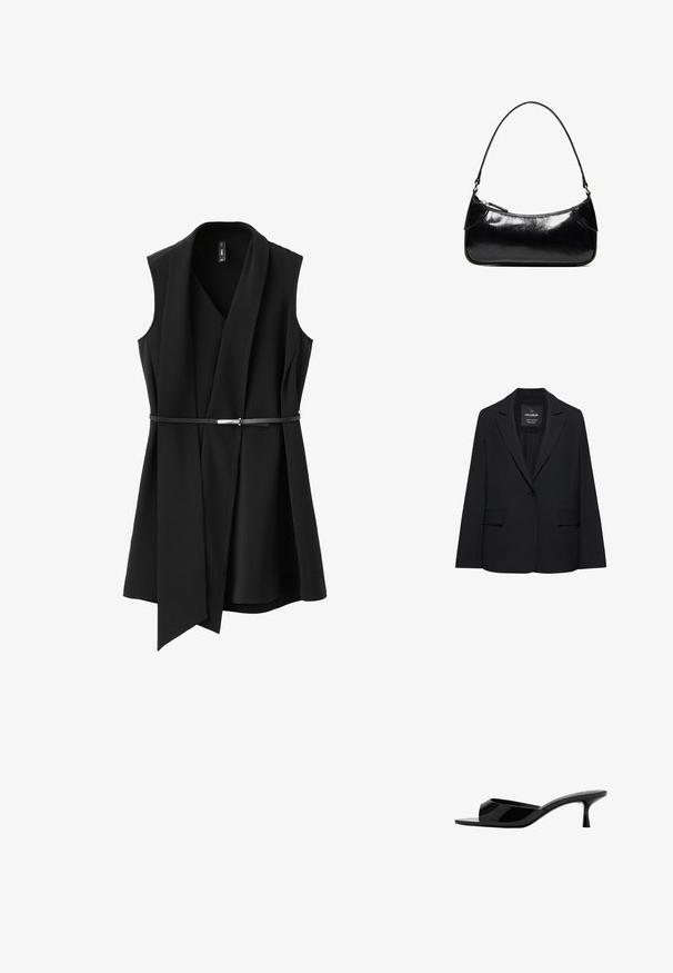 Blazer noir sur mesure avec fermeture à un bouton, revers crantés et poches à rabat, étiquette Pull&Bear, présenté sur fond blanc.; Veste sans manches noire ceinturée avec un large revers drapé et un ourlet légèrement évasé, présentée sur un fond blanc.; Mule en cuir verni noir à bout ouvert, à petit talon fin et bas type kitten heel, avec un design facile à enfiler.; Sac à épaule en cuir noir brillant avec un seul compartiment zippé et une fine bandoulière arquée.