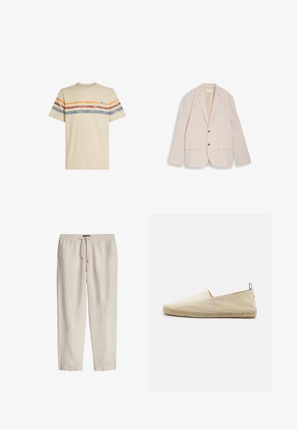 Beiger Herrenblazer mit Kerbkragen, zwei braunen Knöpfen, Pattentaschen und Brusttasche, flach auf weißem Hintergrund liegend.; Cremfarbendes Baumwoll-T-Shirt mit horizontalen Streifen in Orange, Rot und Blau. Kurzärmlig, mit rundem Ausschnitt und kleinem Logodetail auf der Brust.; Beige Freizeithose mit elastischem Bund, Kordelzug und Seitentaschen, gefertigt aus leichtem Stoff.; Beige Leinensandale mit runder Zehenform, geflochtener Jutesohle und einem kleinen roten und blauen Akzent an der Ferse. Leicht und ohne Verschluss.