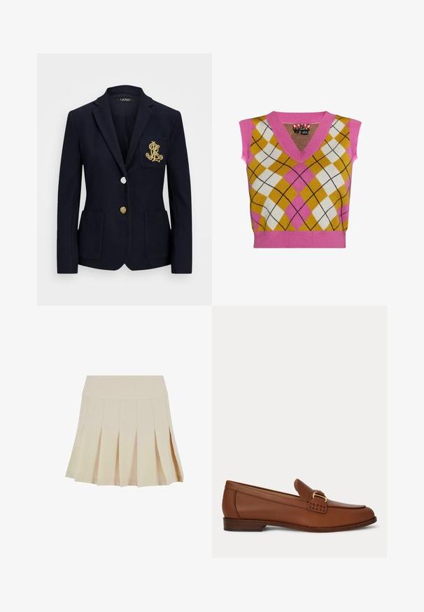 Marineblazer van een gestructureerde stof, met gouden hardware, een enkele knoopsluiting en een borstzak met een geborduurd logo.; Gebreid mouwloos vest met een roze V-hals, ruitpatroon in geel, wit en roze, met contrasterende zwarte lijnen en een geribbelde zoom.; Beige geplisseerde rok met een aangesloten tailleband, gemaakt van een gladde stof. Kenmerkt zich door meerdere verticale plooien en een rechte zoom.; Bruine leren loafer met gouden gespdetail en lage houten hak, zijaanzicht op een effen achtergrond.