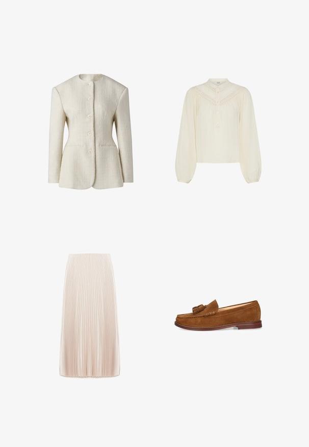Blazer femme couleur crème, texturé, avec manches longues, col rond et cinq boutons sur le devant.; Blouse crème à manches longues avec boutons sur le devant, délicate finition en dentelle sur le plastron, et tissu froncé pour une coupe ample.; Jupe midi plissée de couleur beige clair, fabriquée à partir d'un tissu lisse, présentant de fines plis verticaux et une taille élastique.; Mocassin à glands en daim brun avec bout arrondi, petit talon en bois et surpiqûres décoratives le long des bords.