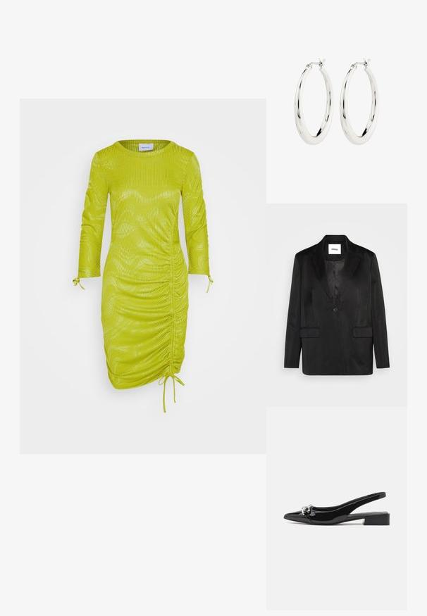 Sort blazer lavet af glat stof, med slåede revers, enkelt knaplukning og to frontlommer. Skræddersyet silhuet og klassisk design.; Gestuz ELIANA SHORT DRESS - Jerseykjole - split pea; Sort laklæderslingback sko med spids tå, lav blokhæl og sølvfarvet metal detalje foran.; Sølvøreringe i form af hoops med en glat, blank finish. Cirkulær form, der har en sikker lås. Simpelt og elegant design.