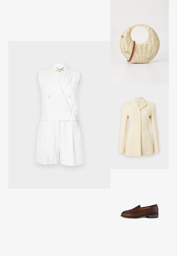Crème-kleurige blazer met een notch-uitsnede, enkelvoudige knoopsluiting en drie knopen; inclusief zijzakken en gestructureerde pasvorm.; Witte mouwloze jumpsuit met een dubbelgebreide ontwerp, grote knopen en een ceintuur in de taille, met een op maat gemaakte korte stijl en strakke lijnen.; Bruine geweven leren instapper met een ronde neus, platte hak en een gladde binnenvoering. Heeft een textuurpatroon over het bovenwerk.; Ronde geweven handtas van natuurlijk stro met een gestructureerde afwerking. Kenmerkt zich door een gladde, bruine leren schouderband en een ronde handgreep.