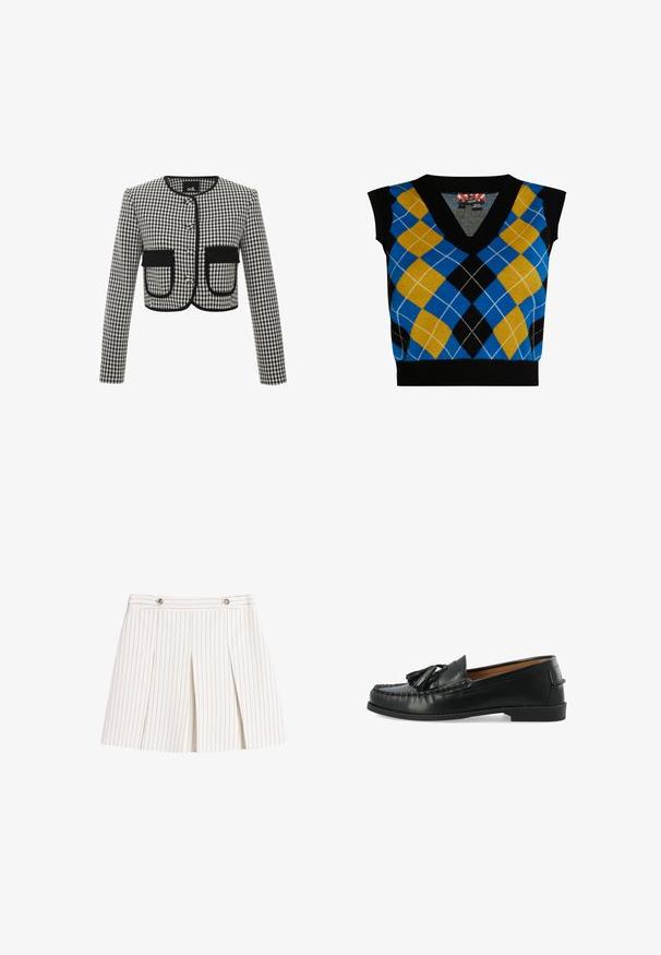 Cropped-Jacke im schwarz-weiß karierten Muster, mit Rundhalsausschnitt, drei Knöpfen und zwei vorderen Taschen mit schwarzem Besatz.; Ärmelloser Pullover mit V-Ausschnitt, der ein blaues, gelbes, schwarzes und weißes Rautenmuster zeigt, gesäumt mit einem schwarzen gerippten Saum.; Weißer plissierter Rock mit dünnen vertikalen schwarzen Nadelstreifen und zwei dekorativen Knöpfen am Bund.; Schwarzer Lederloafer mit Quasten, Mokassinnaht und niedrigem gestapeltem Absatz, seitlich auf weißem Hintergrund gezeigt.