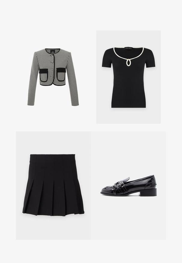 Cropped-Jacke im schwarz-weiß karierten Muster, mit Rundhalsausschnitt, drei Knöpfen und zwei vorderen Taschen mit schwarzem Besatz.; Schwarzes, kurzärmliges, geripptes Top mit weißem Besatz um den Rundhalsausschnitt und einem kleinen tropfenförmigen Ausschnitt, der mit einem goldenen Knopf befestigt ist.; Schwarzer gefalteter Rock mit einem taillierten Bund, aus einem glatten Stoff gefertigt. Verfügt über mehrere vertikale Falten für eine strukturierte Silhouette.; Schwarzer Lackleder-Slipper mit zwei silbernen Schnallen, niedrigem Blockabsatz und rundem Zehenbereich, von der rechten Seite vor weißem Hintergrund gezeigt.