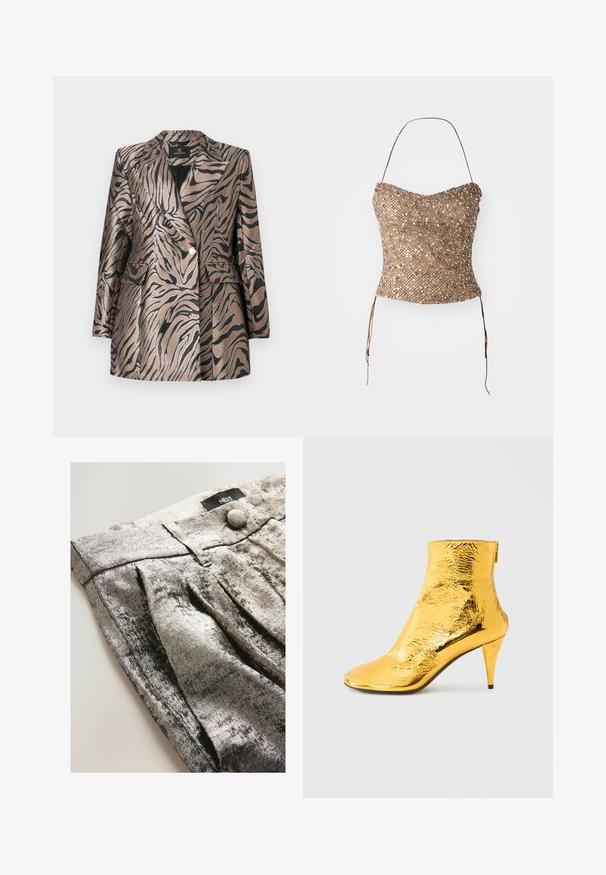 Metallic bronzefarvet blazer med sorte zebra-striber, der har et dobbeltknapdesign, klapkrave og to frontlommer.; Flettet strapless top i guld, med en tekstureret, pailletbesat overflade og taljebånd for justerbar pasform. Glat, tætsiddende silhuet.; Grå metalisk stofbukser med plisseret design, der har et taljebånd og en knaplukning. Glat overflade med en reflekterende glans.; Gylden ankelstøvle med en skinnende, krøllet tekstur, spids snude og en slank hæl. Design i ankelhøjde med lynlås bagpå.