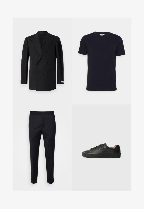 Dubbelzijdige zwarte blazer van fijne stof, met twee voorzakken, geknipt revers en zwarte knopen. Perfecte pasvorm.; Zwart T-shirt met korte mouwen en ronde hals, met een klein wit label aan de binnenkant van de halslijn.; Zwarte broek van lichtgewicht stof, met een elastische tailleband, zijzakken en opgerolde mouwen. Soepele textuur met voorplooien.; Zwarte lage leren sneaker met gestructureerd oppervlak, zwarte veters en dikke rubberen zool, zijaanzicht op een lichte achtergrond.