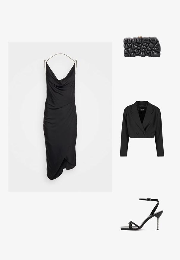 Zwarte cropped blazer van gladde stof. Voorzien van een dubbelgebreid voorpand met twee zwarte knopen en scherpe revers. Inclusief lange mouwen.; Et Ochs ILA CHAIN COWL NECK MIDI DRESS - Cocktailjurk - black; Zwarte gepatenteerde leren sandalen met een vierkante neus, meerdere slanke banden en een stiletto hak versierd met strass steentjes. Verstelbare enkelband.; Glanzende zwarte clutch met een abstract, getextureerd oppervlak en een kleine metalen sluiting bovenop, getoond tegen een witte achtergrond.