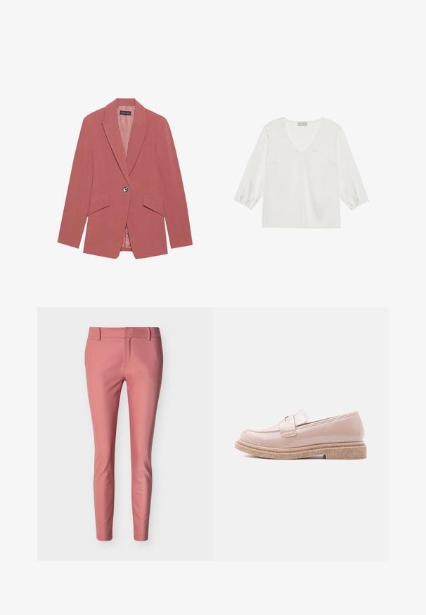 Rosa Blazer mit einem einzelnen Knopf, Reverskragen und zwei Fronttaschen. Hergestellt aus einem glatten Stoff mit einer taillierten Silhouette.; Weiße Bluse mit langen Ärmeln, die einen tiefen V-Ausschnitt, einen weichen, satinartigen Stoff und geraffte Ärmelsäume für eine lässige Passform aufweist.; Schmal geschnittene, knöchellange Hose in gedämpftem Rosa mit Gürtelschlaufen und verdecktem Frontverschluss.; Glänzender blassrosa Slipper mit strukturierter beiger Sohle und passendem Riemen über dem Obermaterial, seitlich auf hellem Hintergrund dargestellt.