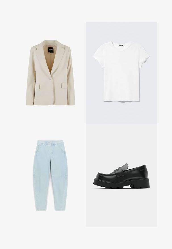 Crèmekleurige blazer met één knoop, met notch-revers en twee klepzakken, gelabeld Urban Classics, maat XS.; Effen wit T-shirt met korte mouwen en V-hals, met een klein "WEEKDAY" label aan de binnenkant van de kraag, getoond op een lichtgrijze achtergrond.; Lichtblauwe spijkerbroeken met hoge taille, voorzakken, knoop- en ritssluiting, taps toelopende pijpen en naaddetails bij de knieën.; Zwarte leren instappers met een chunky, gestructureerde zool, voorzien van een band over de voet en een gladde, gepolijste afwerking.