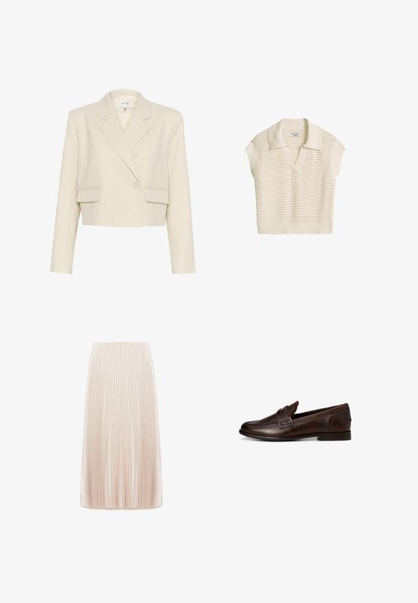 Korte beige blazer van een gestructureerde stof, met een dubbelgebreide voorkant, gelapte revers en twee voorkruiken.; Crèmekleurig mouwloos gebreid vest met opengewerkt patroon, geribde kraag en zoom, en een diepe V-hals van Marc O’Polo Denim.; Plissé midi rok in een lichtbeige kleur, gemaakt van een gladde stof, met smalle verticale plooien en een elastische tailleband.; Donkerbruine leren herensloffen met lage hak en decoratieve band over de wreef, zijaanzicht op een witte achtergrond.