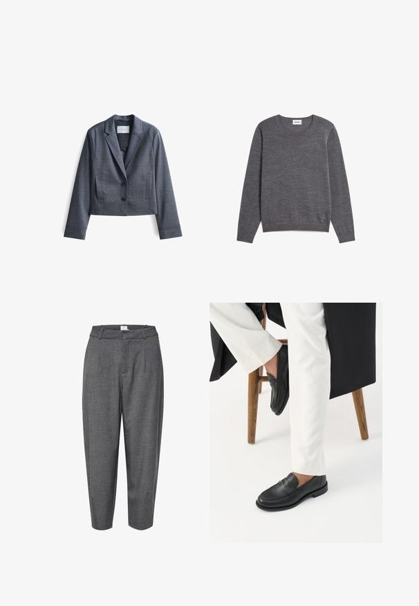 Donkergrijze, geknipte blazer gemaakt van soepel materiaal met gespiegelde revers, sluiting met twee knopen en zijzakken. Eenvoudig ontwerp, minimale accenten.; Donkergrijze, gebreide trui met lange mouwen, ronde hals, geribbelde boorden aan mouwen en zoom, en een klein geborduurd logo vlak bij de onderrand.; Grijze, taps toelopende broek gemaakt van textuurstof; heeft plooien en een gladde tailleband met een verborgen sluiting.; Persoon die zwarte leren loafers en witte broek draagt, zittend op een houten kruk tegen een witte achtergrond.