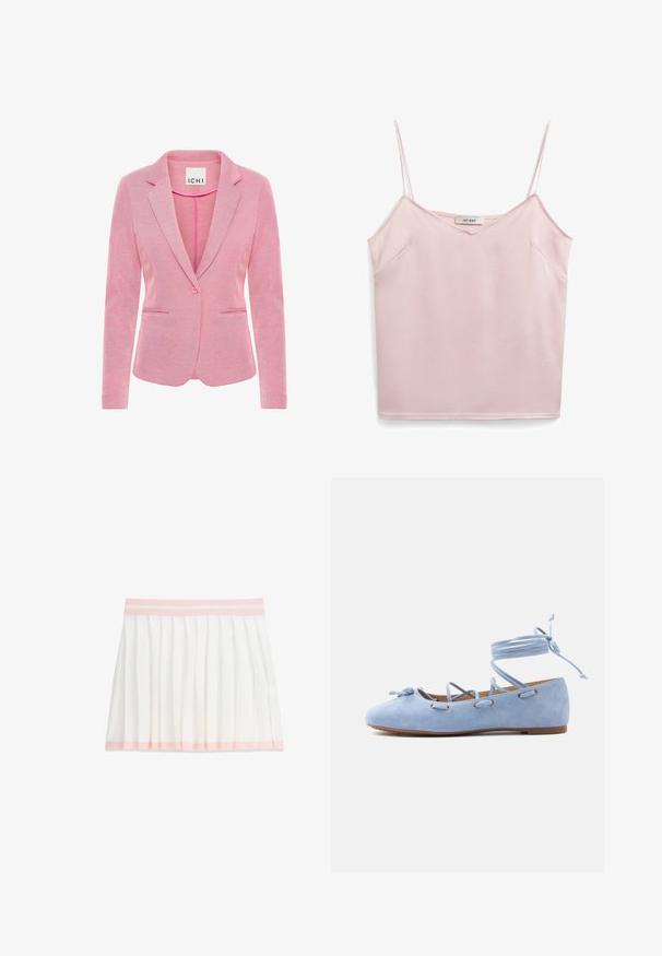 Rosa Blazer mit aufgesetztem Revers, Ein-Knopf-Verschluss, zwei vorderen Taschen und einem strukturierten Stoff. Etikett trägt die Aufschrift "ICHI."; Rosa ärmelloses Oberteil mit dünnen Trägern, V-Ausschnitt, weicher Textur und zwei seitlichen Taschen. Das Etikett trägt die Aufschrift "IVY OAK". Einfaches, schickes Design.; Weißer plissierter Rock mit hellrosa Taillenbund und Saumdetail, knielang, flach auf weißem Hintergrund liegend.; Hellblaue Veloursleder-Ballerina mit Schnürriemen, die sich um den Knöchel wickeln, und einer kleinen Schleife an der Spitze.