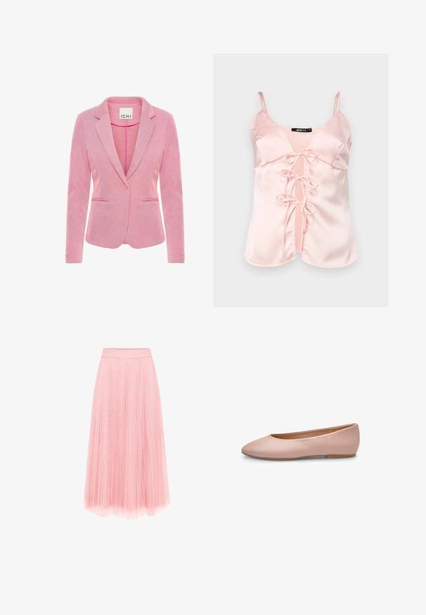 Rosa Blazer mit aufgesetztem Revers, Ein-Knopf-Verschluss, zwei vorderen Taschen und einem strukturierten Stoff. Etikett trägt die Aufschrift "ICHI."; Rosa Satin-Camisole mit verstellbaren Spaghetti-Trägern, ausgestattet mit einer vorderen Bindeschleife mit Schlaufen und einem V-Ausschnitt-Design. Glatte Textur und klare Linien.; zero MIT PLIESSENDEM BECHER - Faltenrock - bridal rose; Rosa Leder-Ballerina mit spitz zulaufender Zehenpartie, glatter Textur, minimalen Akzenten und einer durchgehenden hellbraunen Sohle. Einfaches Design, ohne Verzierungen.