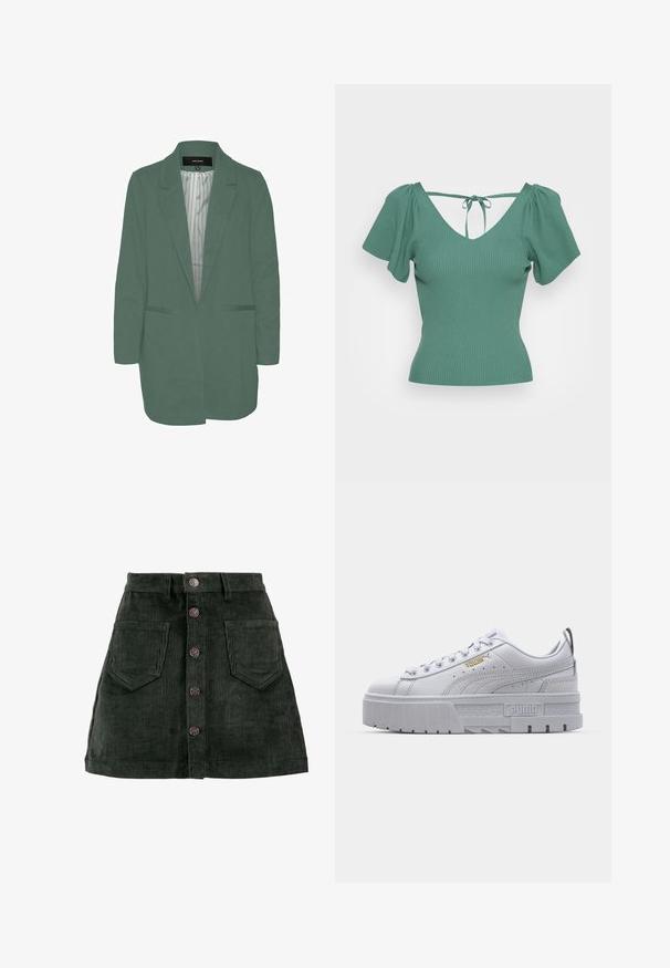 Grøn blazer med en skræddersyet pasform, enkelt spil, to forlommer og en stribet foring. Fremstillet af blødt, letvægtsstof.; ONLY ONLLEELO BACK - T-shirts print - bottle green; ONLY ONLAMAZING GLOBAL - Mini skirts - green gables; Hvide platform sneakers med en glat læderoverdel, polstret krave, grå gummisål og gyldne detaljer med Puma-logoet.