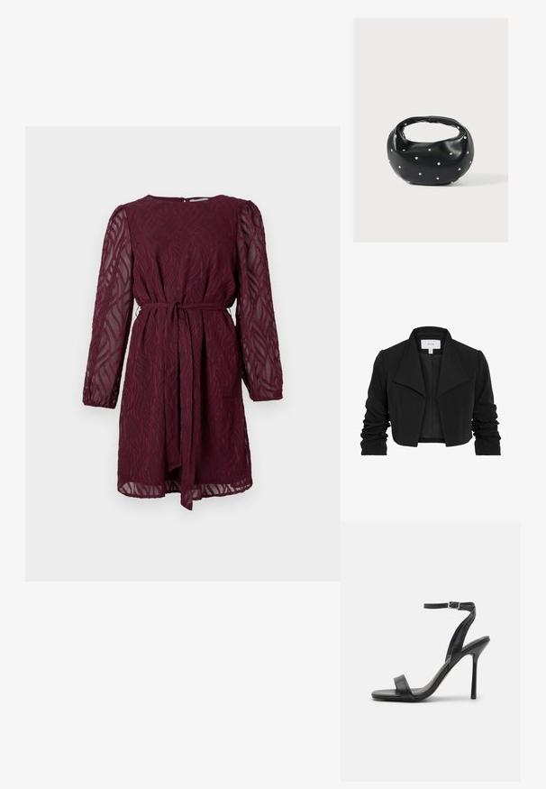 Zwarte cropped jas gemaakt van gladde stof, met een brede kraag, gerimpelde lange mouwen en een open voorkant.; Bordeaux knielang jurkje met golvende doorschijnende stof, lange mouwen en een bijpassende riem die rond de taille is geknoopt.; Zwarte hoge hakken sandaal met een slanke enkelband en twee voorste banden. Gemaakt van soepel leer met een slanke puntneus en een stiletteloze hak.; Zwarte leren handtas met een afgeronde vorm, versierd met zilveren studs, en een korte handgreep. Gladde textuur en ritsluiting.
