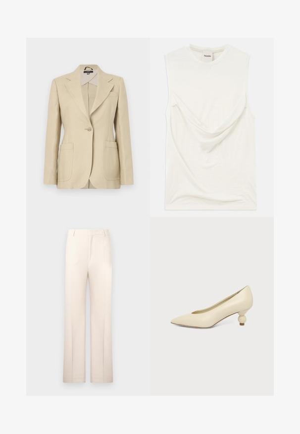 Beige gepaste blazer met een gekartelde revers, enkele knoopsluiting en twee voorkruizen. Gemaakt van geweven stof met een gladde textuur.; Witte mouwloze top met een gedrapeerd detail aan de voorkant, gemaakt van zachte, lichte stof. Heeft een ronde halslijn en een comfortabele pasvorm.; Beige pantalon met een rechte pijp, gemaakt van lichtgewicht stof. Bevat voorplooien en een klassieke tailleband.; Dames schoen in roomkleur met een puntige neus en een lage, ronde balvormige hak op een effen achtergrond.