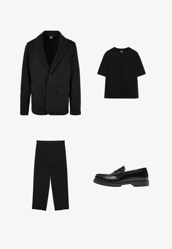 Schwarze Blazerjacke aus weichem Stoff mit einem Reverskragen, zwei Fronttaschen und einer Zwei-Knopf-Verschluss. Klassisches Design mit minimaler Textur.; Schwarzes T-Shirt mit kurzen Ärmeln, Rundhalsausschnitt, lockerer Passform und sichtbarem Markenetikett innen im Kragen.; Schwarze, weit geschnittene Hose mit Gürtelschlaufen, vorderer Knopfleiste und plissiertem Design, vor weißem Hintergrund dargestellt.; Schwarzer Leder-Slipper mit dicker Gummisohle und klassischem Penny-Detail an der Riemen, von der Außenseite gezeigt.