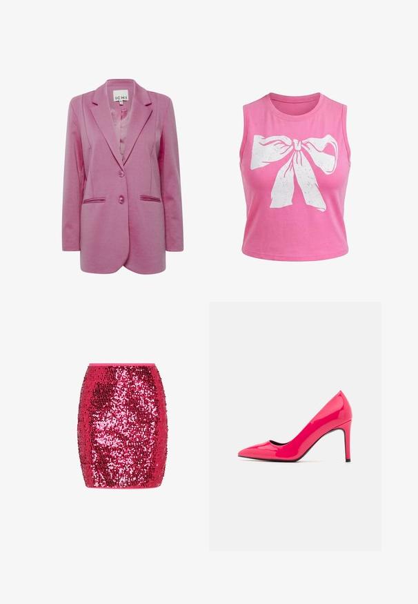 Roze blazer met een getailleerde pasvorm, twee knopen, gelapte revers en zijzakken. Glad stof met een licht gestructureerde afwerking.; Roze mouwloze crop top met een grote witte afbeelding van een gestrikte strik aan de voorkant.; Strakke mini-rok met roze pailletten die het gehele oppervlak bedekken, voorzien van een gladde tailleband en een slanke cilindervorm.; Felroze patenten leren hoge hakkenpomp met een spitse neus en een slank silhouet, met een dunne stiletto hak en een zwarte binnenkant.
