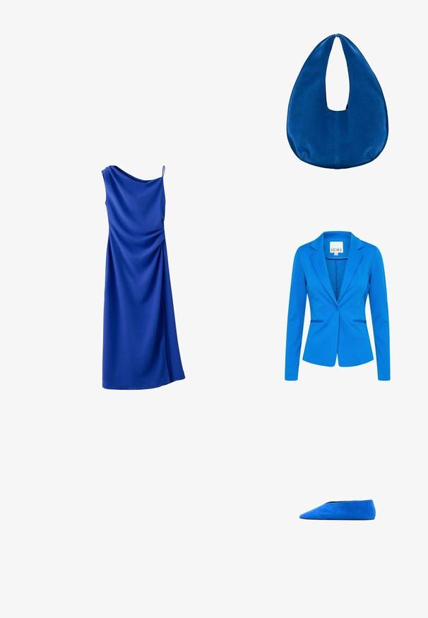 Blaues, tailliertes Blazer aus strukturiertem Stoff. Mit Reverskragen, Einzelknopfverschluss und zwei vorderen Taschen mit diskretem Stich.; Blaues ärmelloses asymmetrisches Midikleid mit einem dünnen Schulterriemen und einem gerafften Stoffdetail auf der rechten Seite.; Blauer Veloursflachschuh mit spitz zulaufender Spitze und flacher Sohle, seitliche Ansicht auf weißem Hintergrund.; Weiche blaue Stoff-Hobo-Tasche mit abgerundeter, halbmondförmiger Form und einer breiten Grifföffnung oben in der Mitte.