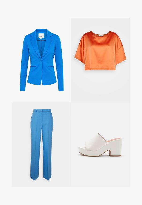 Blå tætsiddende blazer lavet af struktureret stof. Har en spids revers, enkelt knaplukning og to frontlommer med diskret syning.; Stylein MIMI - T-shirts basic - coral; Envii ENSMITH PANTS - Bukser - regatta; Hvide platformmules med en glat overflade, åben tå-design og en kraftig hæl. Har en subtil overfladiskøm og en kontrastfarvet sål.