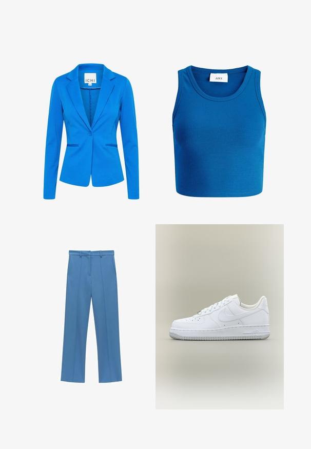 Blå tætsiddende blazer lavet af struktureret stof. Har en spids revers, enkelt knaplukning og to frontlommer med diskret syning.; Blå ribbet cropped top med bred halsudskæring, ærmeløs design og et mærke med teksten "JJXX" placeret midt på halsudskæringen.; Blå, vide bukser lavet af glat stof, med flad front, bæltesløjfer og to sidelommer, med skarpe folder.; Hvid Nike Air Force 1 sneaker med lavt skaft, snørebånd, perforeret tå og tekstureret gummisål på neutral baggrund.