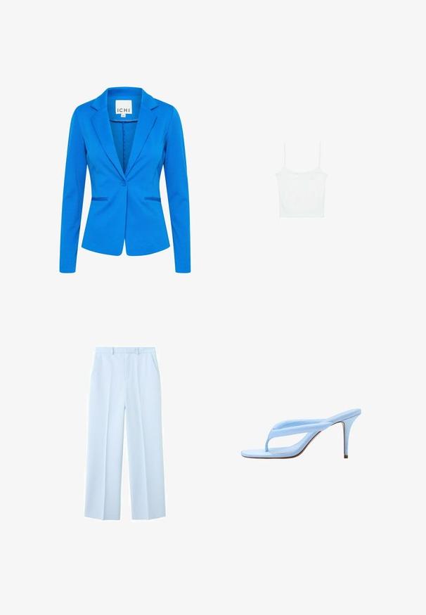 Blaues, tailliertes Blazer aus strukturiertem Stoff. Mit Reverskragen, Einzelknopfverschluss und zwei vorderen Taschen mit diskretem Stich.; Stradivarius Top - white; Hellblaue, maßgeschneiderte Hose mit Gürtelschlaufen, Seitentaschen und vorderen Bügelfalten.; Hellblaue Sandale mit hohem Absatz, dünner Sohle, gepolstertem Riemen und steifem Stilettabsatz, von der Seite auf weißem Hintergrund gezeigt.