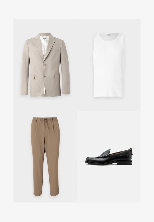 Beige blazer met notch-revers, twee knopen, een borstzak en klepzakken. Gemaakt van een gestructureerde stof, met een witte voering.; Witte katoenen mouwloze tanktop met een ronde halslijn en een gladde textuur. Eenvoudig ontwerp, geen patronen of accenten.; Beige tapsbroek met een trekkoord in de taille, zijzakken en een gladde textuur. Geen zichtbare patronen of extra accenten.; Zwarte leren herensloffen met moc toe stiksel, pennyriem, gestructureerde kraag en lage gestapelde hak op witte achtergrond.
