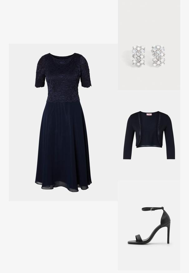 Marineblaue, kürzere Strickjacke mit einer weichen, glatten Textur, langen Ärmeln und Satinakzenten entlang der offenen Vorderseite.; Marineblaues Kleid mit einem Spitzen-Oberteil, kurzen Ärmeln und einem fließenden Rock. Sanfte Textur und knielanger Saum mit einem dezenten Glanz.; Schwarze hochhackige Sandale mit elegantem Design, featuring einem Knöchelriemen, offener Zehenpartie und glattem Lederfinish.; Paar silberfarbene Ohrringe mit mehreren facettierten klaren Kristallen, die in einem geometrischen Muster angeordnet sind.