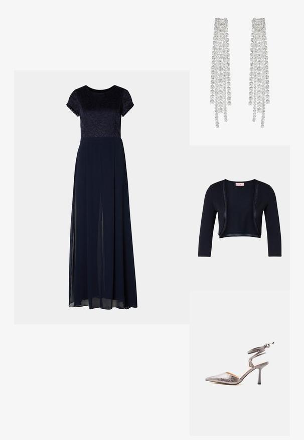 Marineblaue, kürzere Strickjacke mit einer weichen, glatten Textur, langen Ärmeln und Satinakzenten entlang der offenen Vorderseite.; Navyblaues Abendkleid mit kurzen Spitzenärmeln, einem taillierten Oberteil und einem fließenden Rock mit Seitenschlitzen und einem weichen, durchsichtigen Überzug.; Silberner metallic spitzer High Heel Schuh mit Wickel-Fußgelenkriemen und schmalem Stiletto-Absatz auf weißem Hintergrund.; Lange silberne Ohrringe mit einer Vielzahl von klaren, facettierten Kristallen in kaskadierenden Strängen unterschiedlicher Längen und Formen.