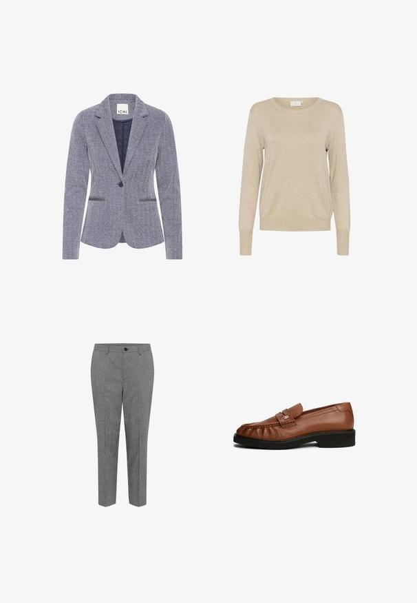 Blazer med fiskebensmønster i marineblå og hvid. Har slagkrave, to frontlommer og en enkelt knaplukning for et skræddersyet look.; Beige trøje lavet af blødt strikstof, med rund halsudskæring, lange ærmer og en afslappet pasform. Ensfarvet tekstur uden synlige mønstre.; Grå skræddersyede bukser med et subtilt fiskebensmønster, glat front og en enkelt knaplukning. Glat stof med en struktureret pasform.; Brune læderloafer med en glat overflade, rund tå, frontrem detalje og lav sort gummihæl.