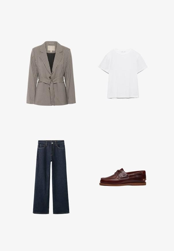 Karierter Blazer aus Stoff in Grau- und Schwarztönen, mit einem einzelnen Knopf, Reverskragen und einem Taillengürtel.; Unifarbenes weißes T-Shirt mit kurzen Ärmeln und Rundhalsausschnitt, gerader Saum, dargestellt auf weißem Hintergrund.; Dunkelblaue Jeans mit weitem Bein, vorderer Knopf- und Reißverschluss, fünf Taschen und sichtbaren orangefarbenen Nähten.; Brauner Leder-Bootsschuh mit Schnürsenkeln, Nahtdetails und Timberland-Logo an der Seite, auf weißem Hintergrund gezeigt.