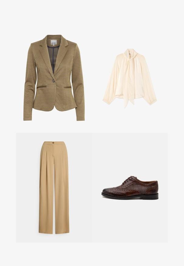 Rutet blazer i brun og marineblå nuancer, med en skræddersyet pasform, klippede lapeller, to forlommer og en enkelt knaplukning.; Cremefarvet bluse med lange ærmer, høj hals og en lang bundet sløjfe foran, med let puffede ærmer og samlede manchetter.; Beige bukser med vide ben lavet af glat stof. Har knaplukning, plisseringer foran og en afslappet pasform med en lige silhuet.; Brun læder herre wingtip selskabssko med brogue-detaljer og ternede stofsider, vist fra siden på en hvid baggrund.