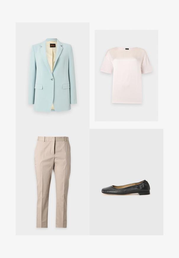 Blazer bleu clair à bouton unique avec revers crantés, poches à rabat et doublure intérieure beige à motif.; T-shirt en coton rose clair à manches courtes avec un col rond et une étiquette noire de la marque BOSS à l'intérieur du col.; Pantalon beige à coupe droite, sur mesure, avec passants de ceinture et un pli devant sur un fond clair uni.; Ballerines en cuir noir avec un bout arrondi et des coutures minimales. Talon bas et rectangulaire avec une texture lisse. Détails subtils de doublure intérieure.