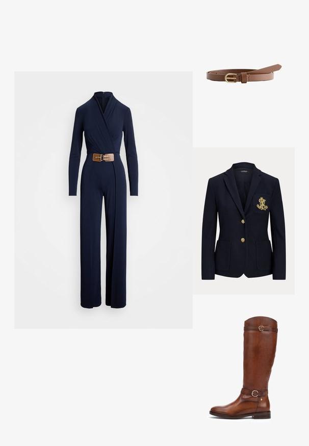 Blazer azul marino con botones dorados, dos bolsillos delanteros y un logo bordado en oro en el bolsillo izquierdo del pecho.; Mono azul marino con mangas largas, diseño envolvente y cintura ceñida. Fabricado en tejido suave; presenta un escote alto y piernas anchas.; Botas de cuero marrón hasta la rodilla con un acabado suave, puntera redondeada, una correa decorativa con una hebilla circular y un tacón bajo apilado.; Cinturón estrecho de cuero marrón con hebilla de metal dorado, enrollado sobre un fondo blanco.