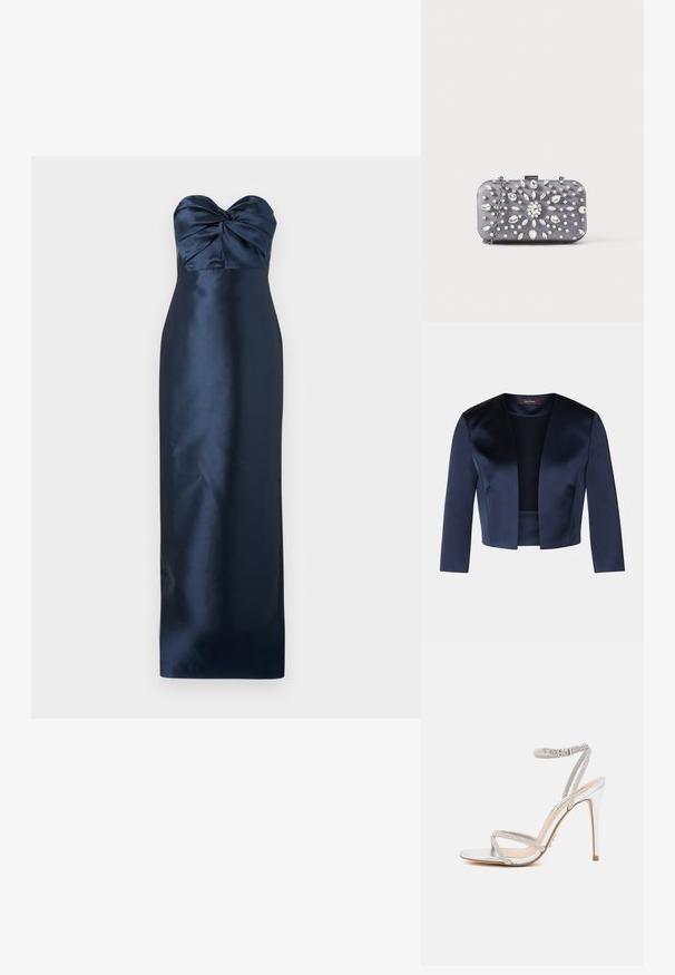 Marineblå cropped jakke lavet af glat satin med trekvartærmer og åbent frontdesign. Ingen lukninger eller udsmykninger.; Mørkeblå strapless kjole med plisseret bærestykke og glat satin tekstur, skræddersyet silhuet og gulvlængde design.; Sølv højhælede sandal med tynde stropper, prydet med rhinsten, og med et elegant design og spids tå.; Lille rektangulær mørkegrå clutch pyntet med klare rhinsten i et strålende mønster og en sølvkæde som strop.